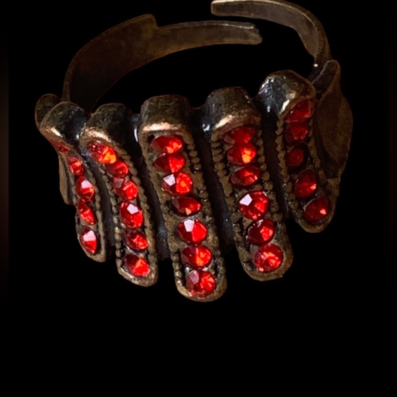 Vintage Ruby Red Jeweled Antiqued Brass Tone Adjustable Costume Ring Jewelry - Picture 4 of 6